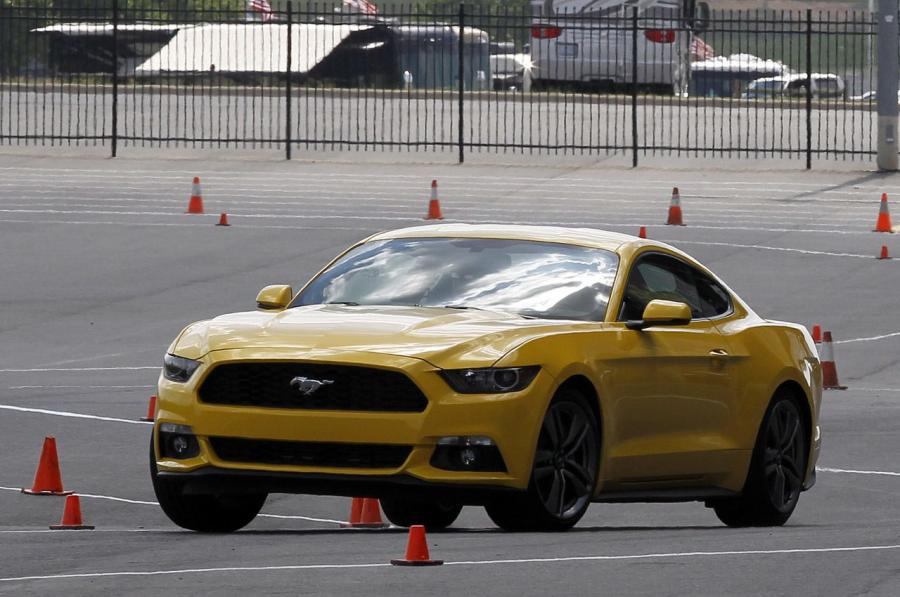  Ford Mustang EcoBoost 2015 года  (фото 5 из 20)